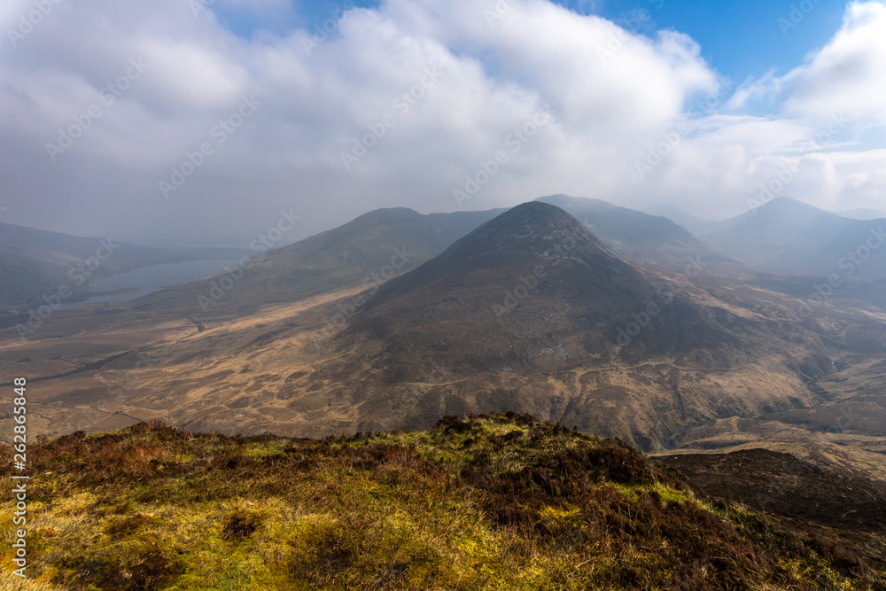 Panorama sur les sommets des montagnes dans le Connemara en Irlande sous les nuages