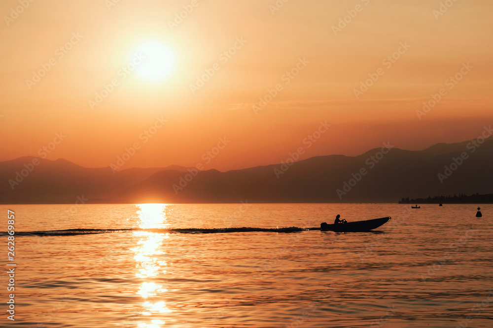 Mit dem Boot dem Sonnenuntergang entgegen 