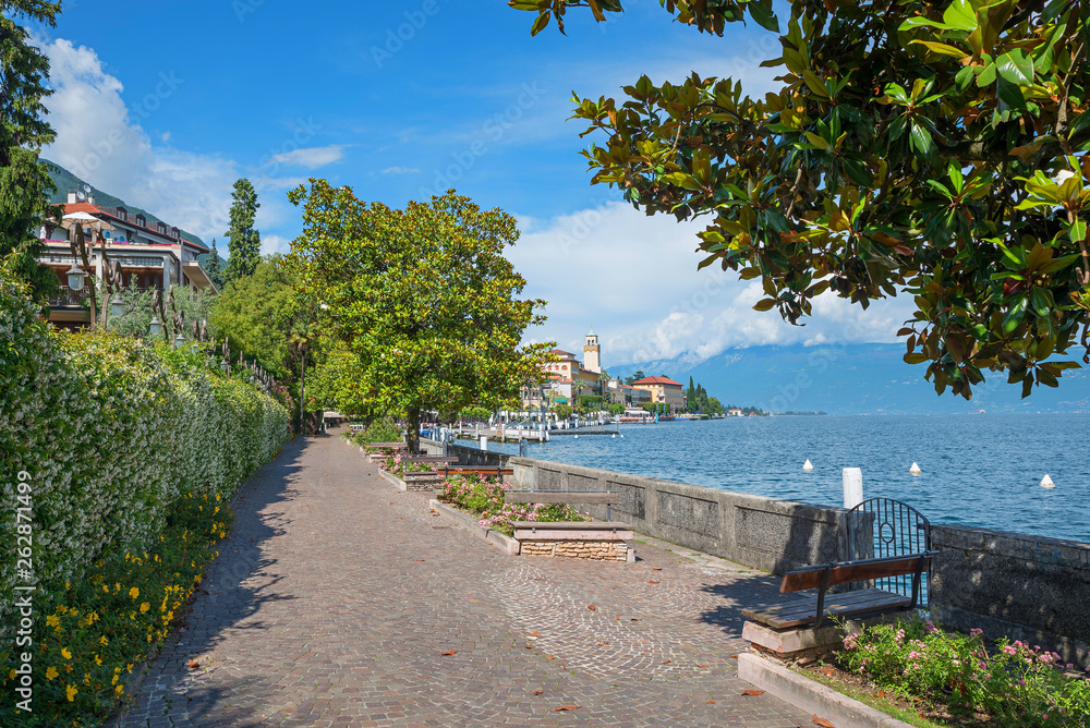 idyllische Uferpromenade mit Bänken und Seeblick, Gardone Riviera, Gardasee