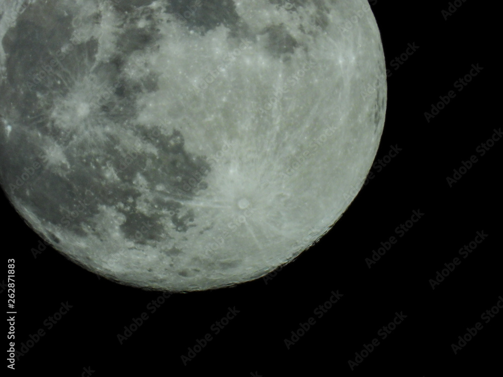Obraz premium a full moon in the starry night sky