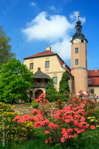 Schloss Machern mit Blütenpracht