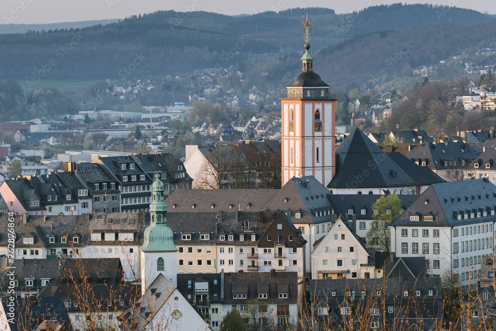 Blick auf die Nikolaikirche und die Altstadt von Siegen in NRW 