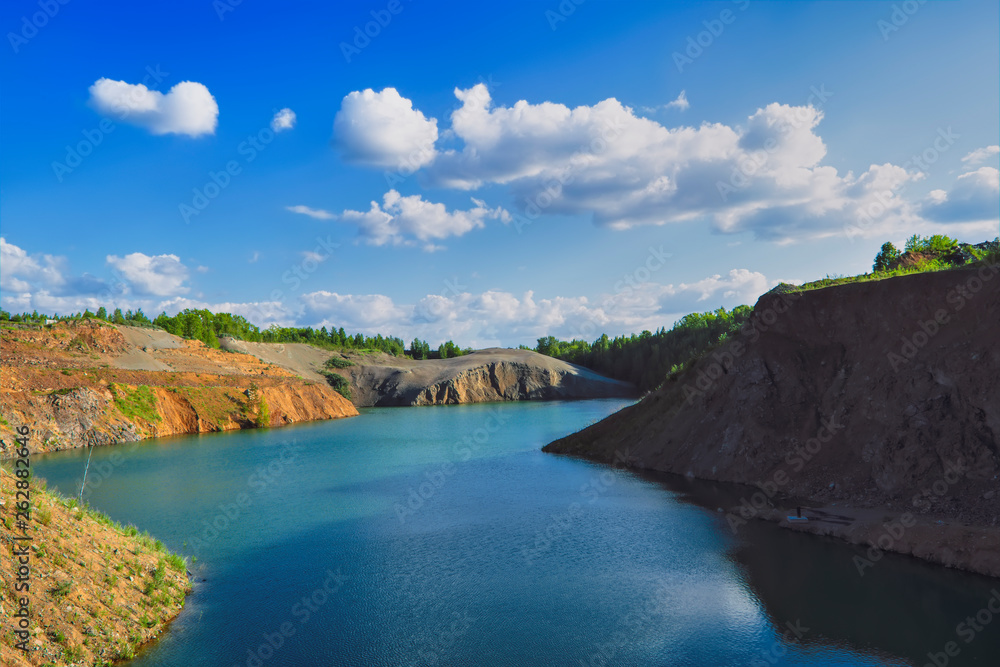 Obraz premium Summer landscape on the shore of a mountain lake.