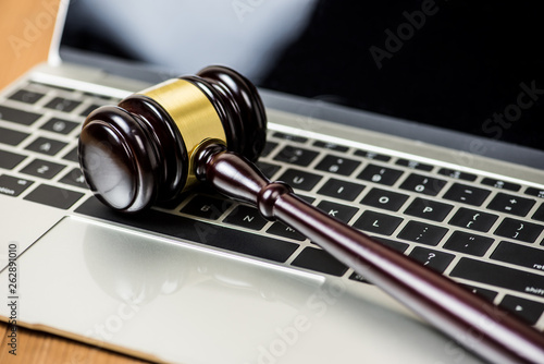 Фотография gavel justice hammer on computer laptop , online auction concept