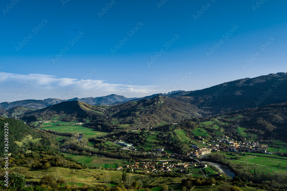 Pueblo de Panes y sus montañas, Asturias, España.