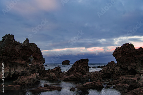 Rocas en la playa de Toró en Llanes, Asturias, España.