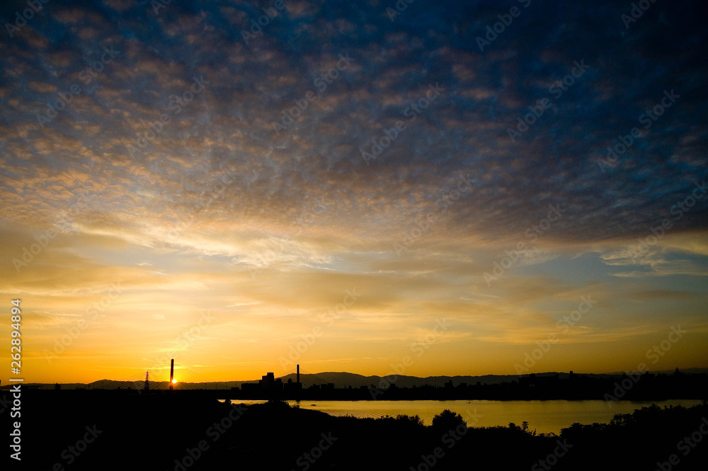 朝焼けの雲と豊里大橋