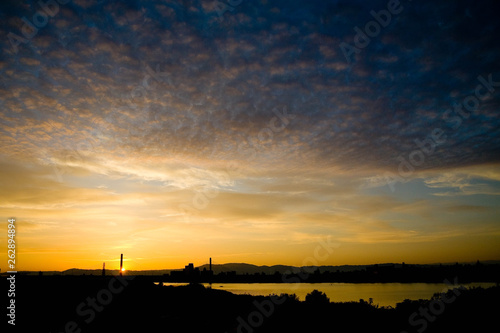 朝焼けの雲と豊里大橋