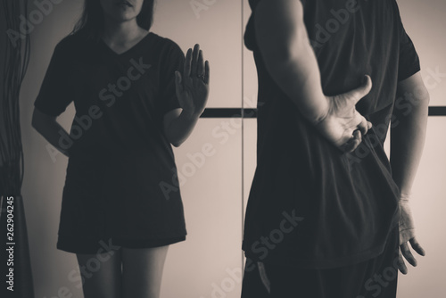 Quadro em tela Woman showing hand stop to liar man with hand crossing fingers behind back telli
