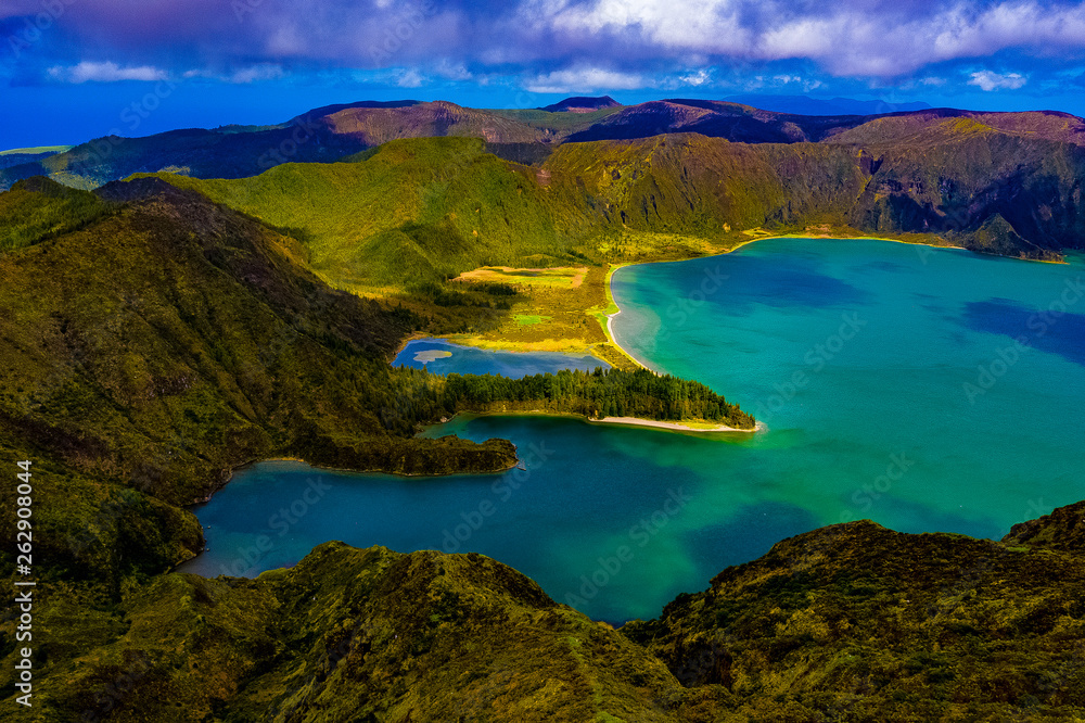 Fototapeta premium Die Azoren aus der Luft - Sao Miguel: Landschaften, Küsten, Meer und Felsen