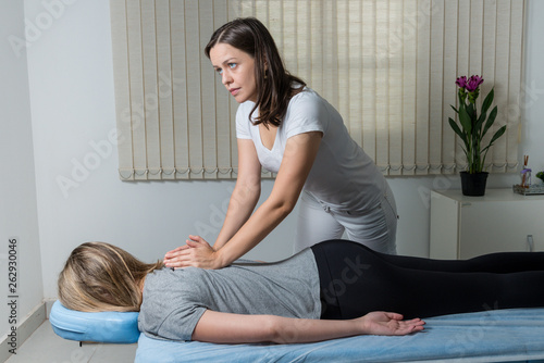 Canvastavla Blond Woman having chiropractic adjustment