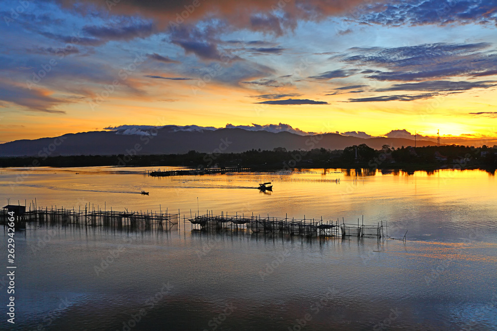 Obraz premium Aquaculture with fishing boats sailing at morning light in Chanthaburi of Thailand