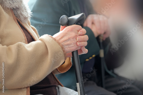 Photos personne âgée tenant sa canne