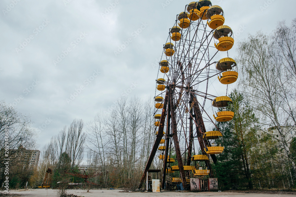 Foto de Abandoned carousel and abandoned ferris at an amusement park in ...