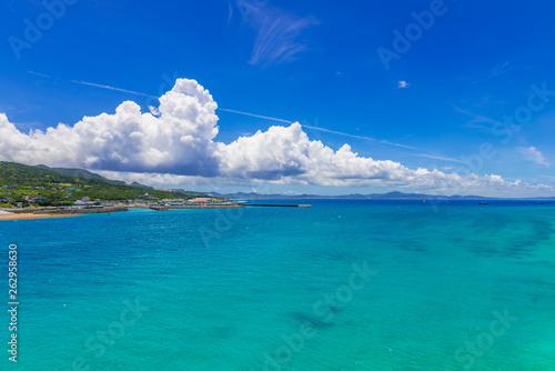沖縄の海と積乱雲