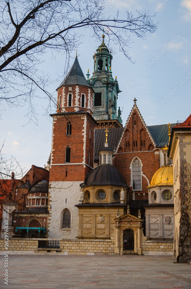 Obraz premium Krakow Wawel Castle at sunset at the end of February, calm warm pleasant weather.