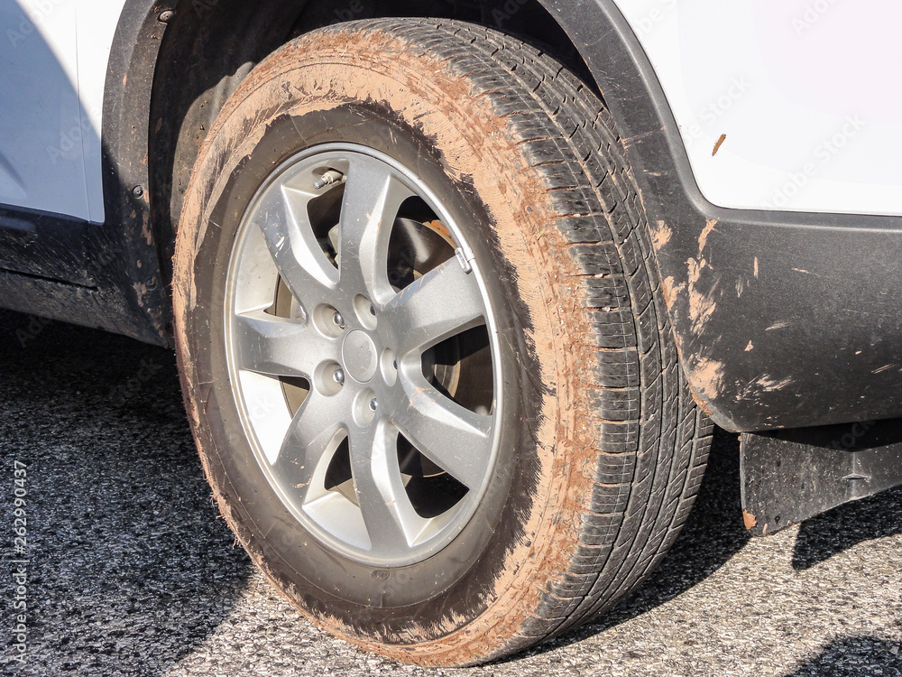 Schlamm auf Off Road Felge auf SUV nach Gelände Einsatz bei Rallye