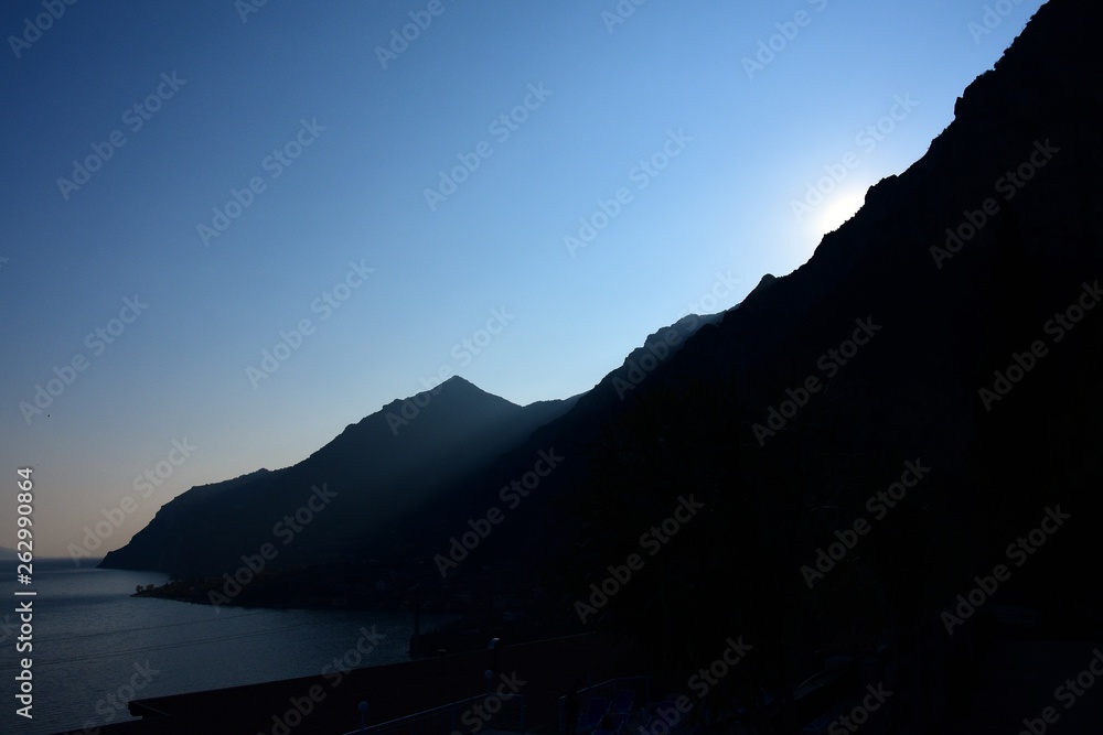 Fototapeta premium berg sonnenuntergang himmel blau gardasee italien