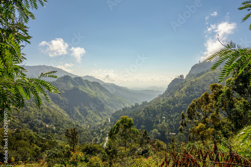 Zentrales Hochland von Sri Lanka mit dramatischem Himmel und gr  nen Bergen