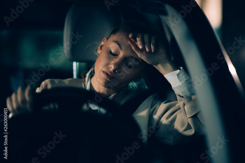 Fotografi Woman annoyed in car. Girl stuck in traffic.