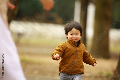 母親に駆け寄る男の子