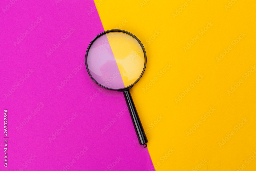 Fotografie magnifying glass on yellow background
