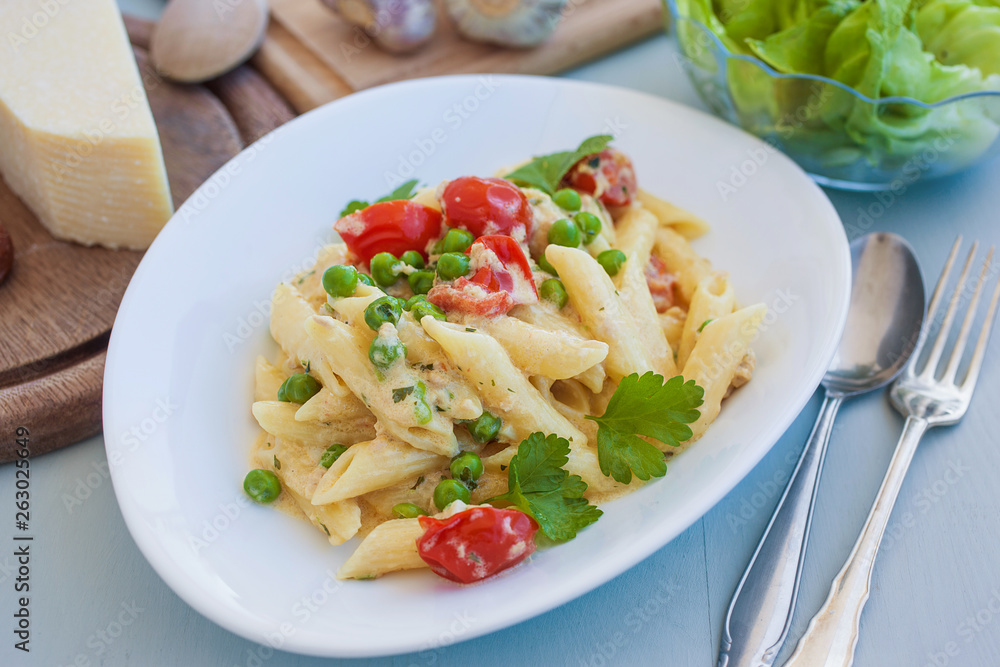 Penne mit Thunfisch-Gemüse-Sauce Penne mit Thunfisch-Gemüse-Sauce