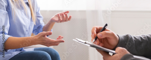 Foto Young woman having discussion with personal therapist