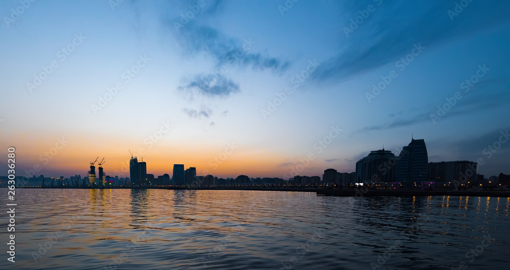 Naklejka premium Colorful sunset in Baku Bay