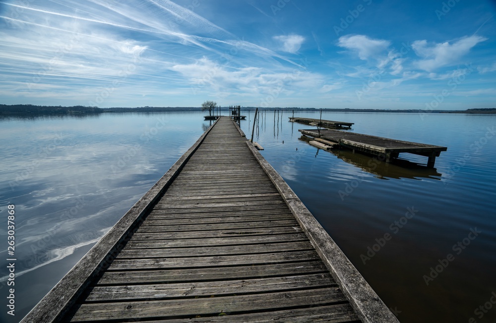 Fototapeta premium Bootssteg ohne Ende
