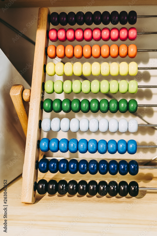 Boulier avec billes de bois colorées Boulier avec billes de bois colorées