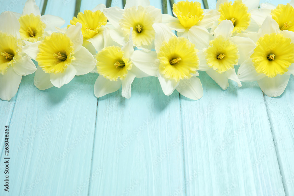 Obraz premium Composition with daffodils and space for text on wooden background. Fresh spring flowers