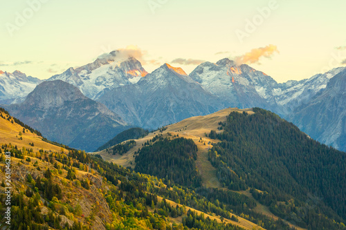 Atardecer en la monta  a