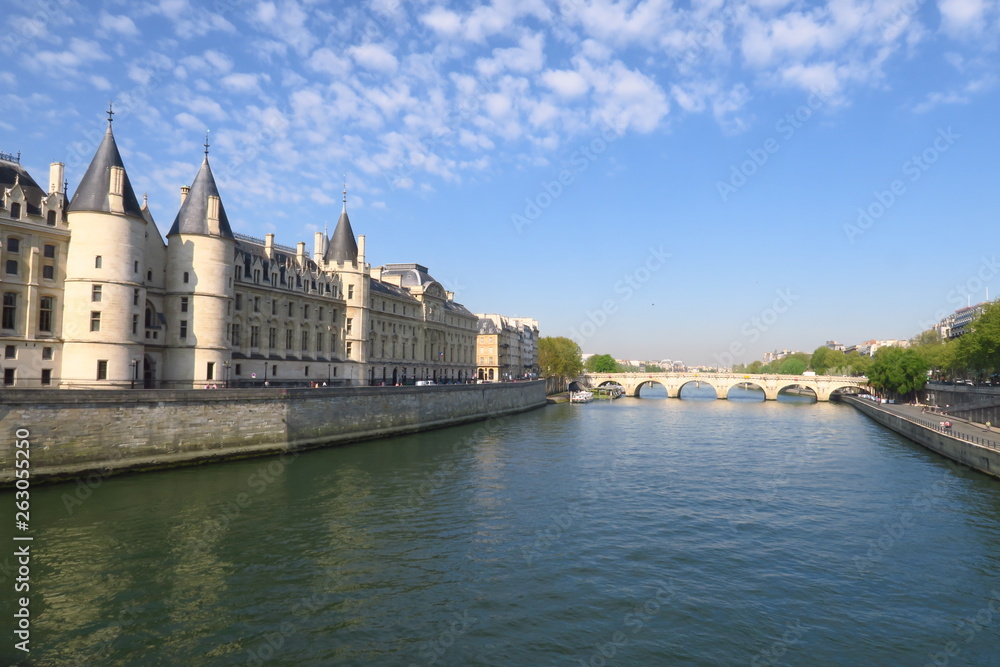 Palais de Justice au bord de la Seine Paris