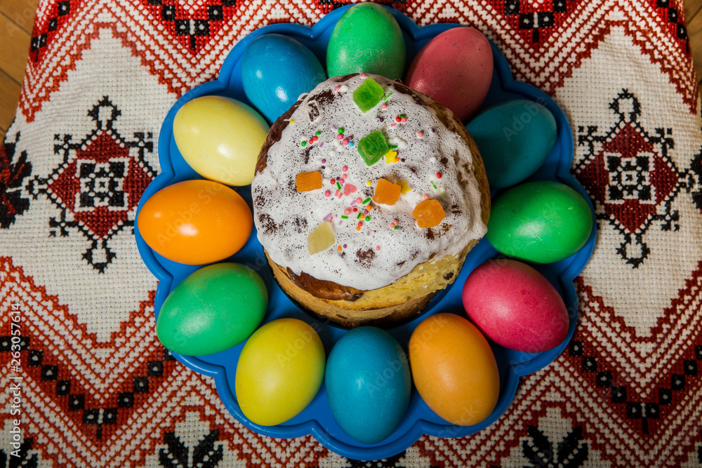 Fototapeta premium top view of decorated easter bread and dyed easter eggs