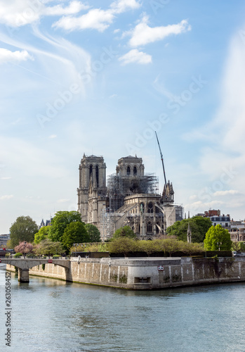 Paryż, Francja - 17 kwietnia 2019: Notre Dame de Paris, pojutrze. Po pożarze trwają prace zbrojeniowe, aby zapobiec zawaleniu się katedry.