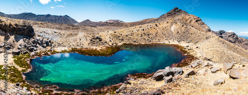 Panorama Krajobrazowy widok piękny Tongariro skrzyżowanie ślad na pięknym dniu z niebieskim niebem, Północna wyspa, Nowa Zelandia.