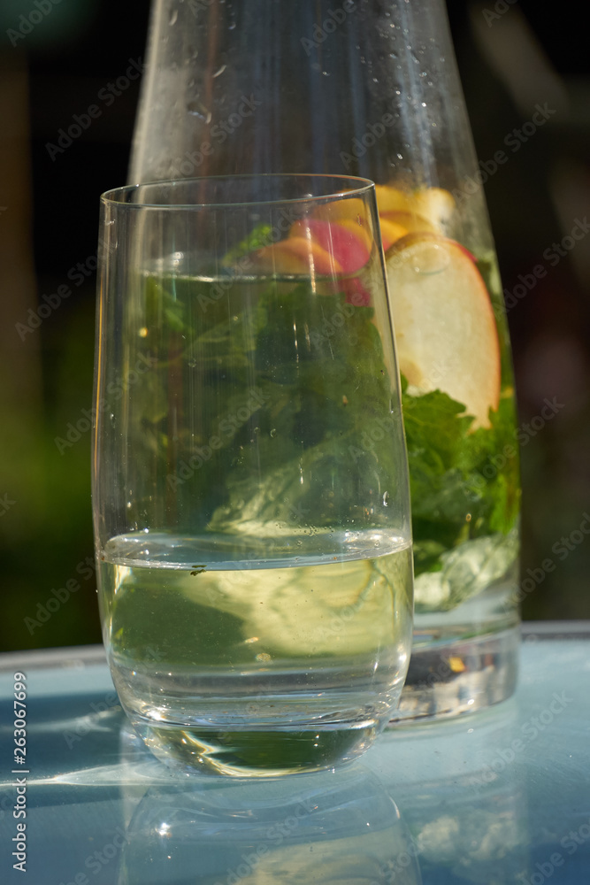 Wasser mit Apfel und Zitronnenmelisse Wasser mit Apfel und Zitronnenmelisse