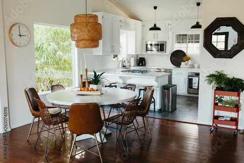 Valokuva Dining space and kitchen in modern home