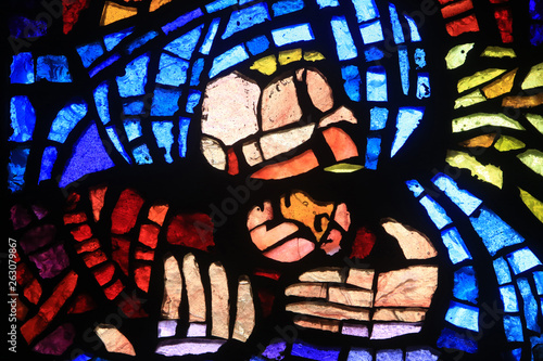 Vierge à l'Enfant. Vitrail de Paul Bony et d'Alexandre Cingria (1879-1945). / Virgin and Child. Stained glass by Alexandre Cingria. Notre-Dame des Alpes church.