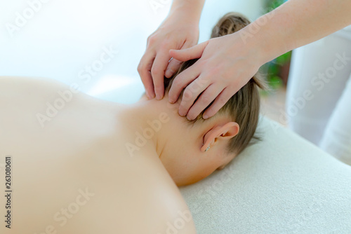 Physiotherapeutin macht eine Nackenmassage