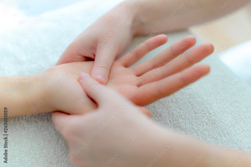 Physiotherapeutin macht Handtherapie, Training an der Hand