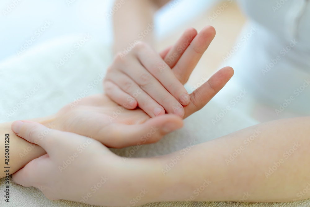 Physiotherapeutin macht Handtherapie, Training an der Hand Physiotherapeutin macht Handtherapie, Training an der Hand