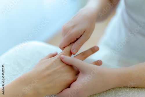 Physiotherapeutin macht Handtherapie  Training an der Hand