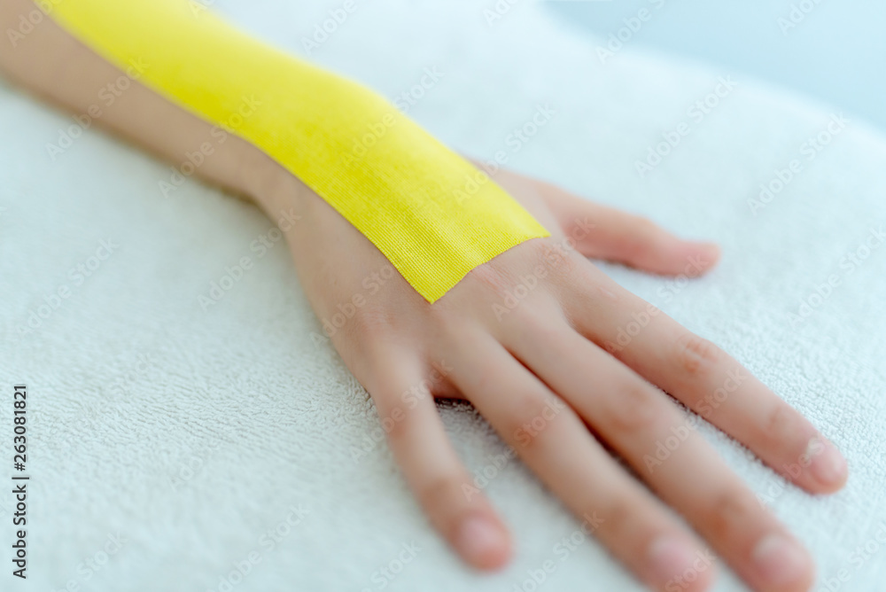 Fototapeta premium Physiotherapeutin klebt ein Tape, Faszien Dehnung