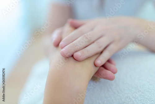 Physiotherapeutin macht Handtherapie  Training an der Hand