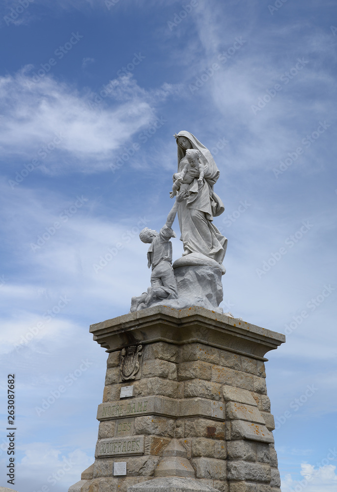 Fototapeta premium Statue von Notre-Dame des Naufrages an der Pointe du Raz