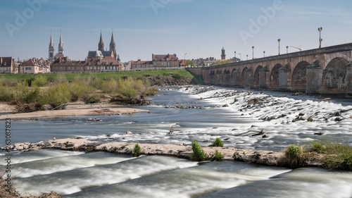 Ville de Moulins et pont Régemortes dans l'Allier 