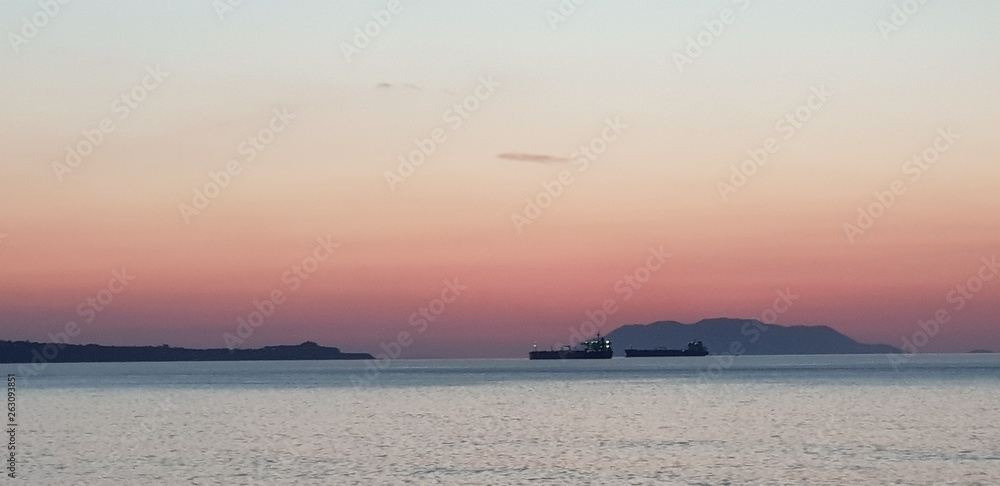 tramonto sul mare con vista isole eolie