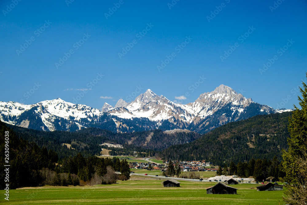 Blick auf Heiterwang und die Lechtaler Alpen
